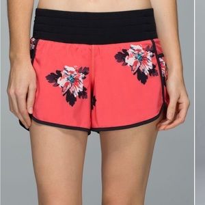 Lululemon Tracker Short II Sz 4
Atomic Flower Parfait Pink Atomic Red / Black